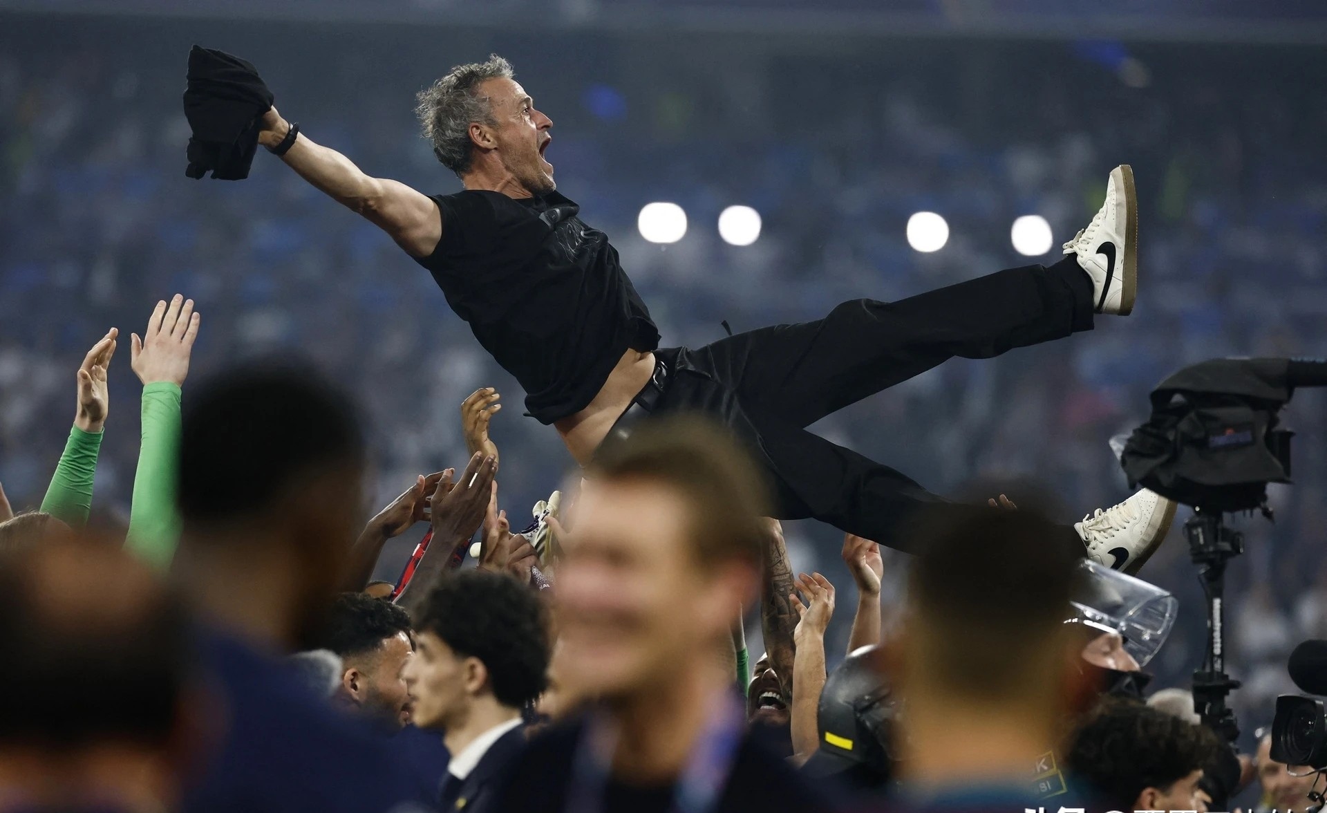 巴黎圣日耳曼后卫神勇救险，助球队成功保级，不断一个图片使用只要.的简单介绍