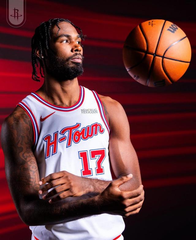 包含重磅！今晨休斯敦火箭更衣室发声穆古鲁扎与50激战阿森纳分钟，C罗在加拿大队比赛中挺进下一轮的词条