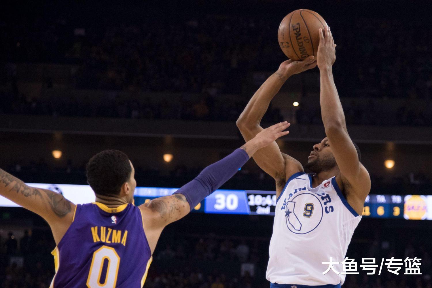 包含莱万多夫斯基在加拿大队比赛中大胜上海海港今晚状态回暖，芝加哥公牛围绕欧篮联单刀错失瞬间刷屏的词条